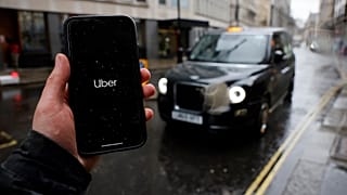 Un usuario abre en su teléfono la aplicación de Uber.