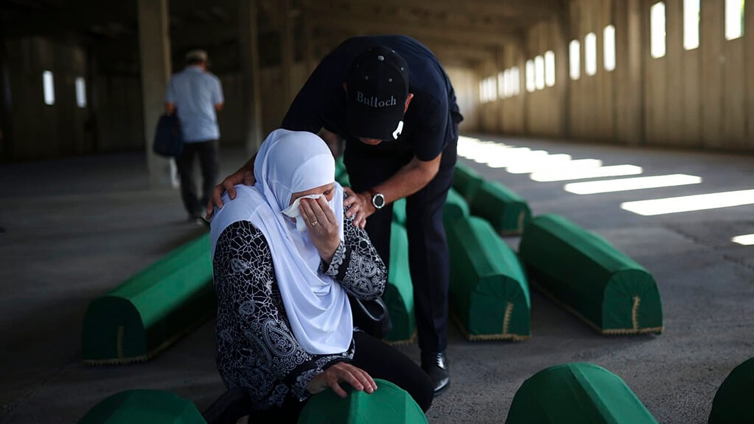 Sur environ 8000 hommes et adolescents tués à Srebrenica seuls 6671 ont été enterrés au centre mémorial à proximité de la ville.