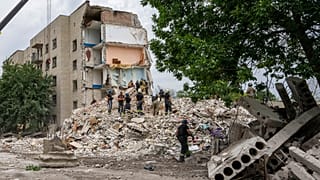 Спасатели ведут разбор завалов многоквартирного дома в Часовом Яру Донецкой области после обстрела. 10 июля 2022 г.