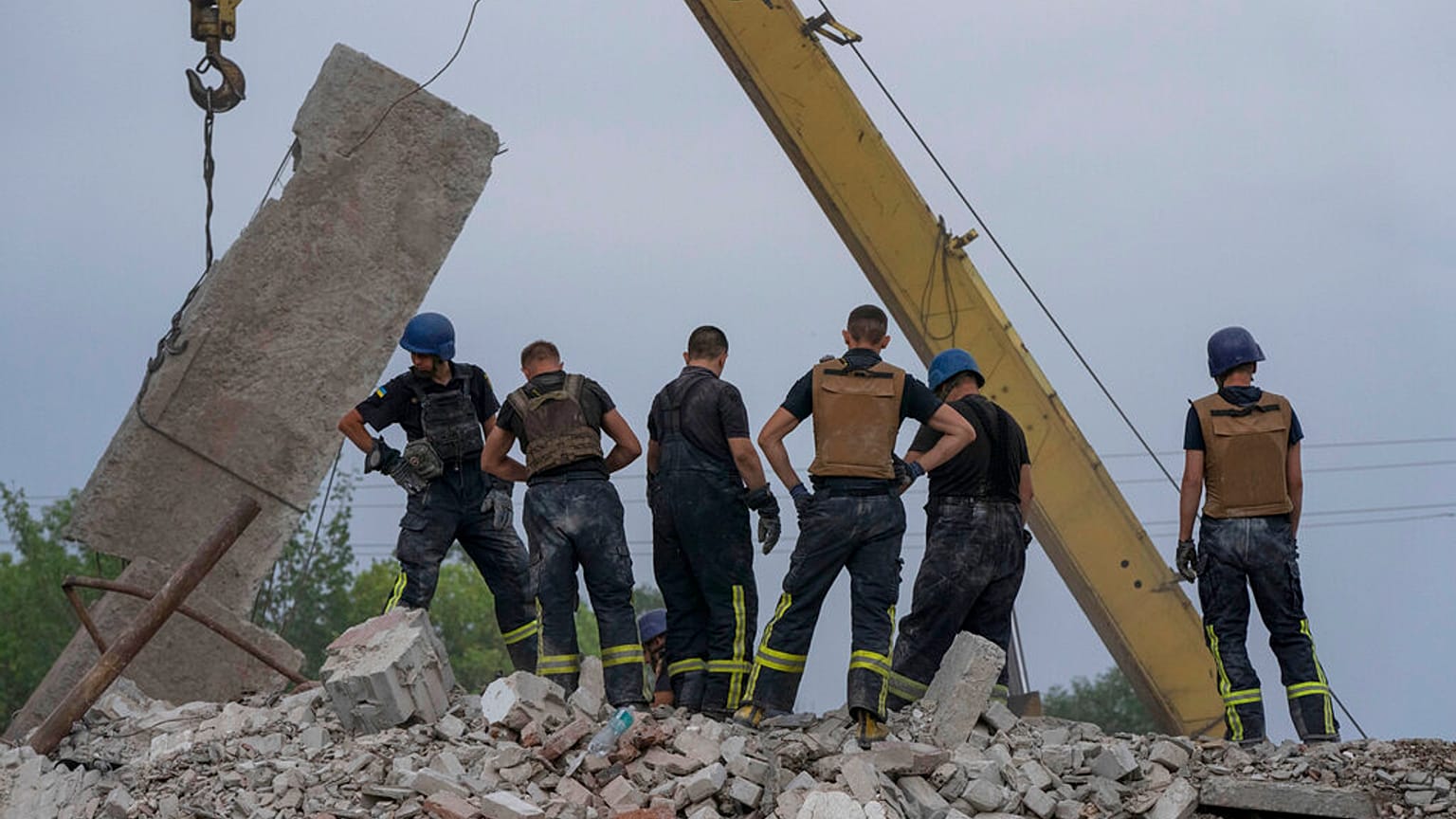 Lateral de uno de los edificios impactados en la ciudad de Chasiv Yar