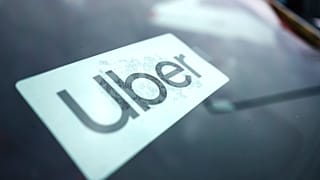 ARCHIVO - Un cartel de Uber se muestra en el interior de un coche en Palatine, Illinois, el jueves 10 de febrero de 2022