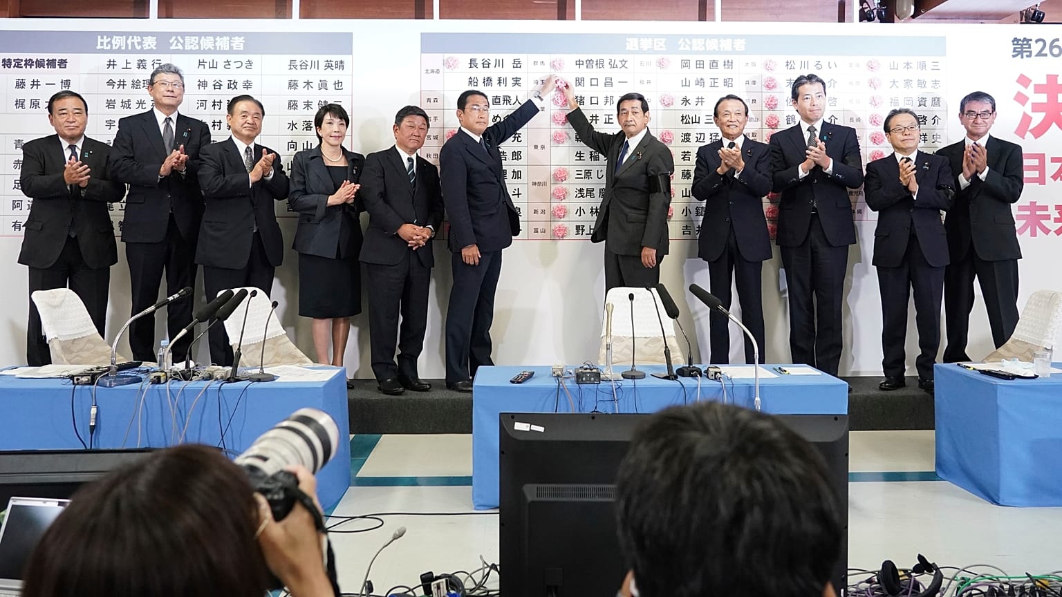 Japonya'da yapılan seçimlerden Şinzo Abe'nin partisi zaferle çıktı