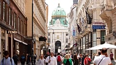 Menschen spazieren auf der Einkaufsstraße Kohlmarkt in Wien
