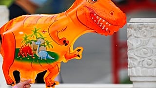 Beispielfoto: Saurier-Ballon in einem Freizeitpark, 2021