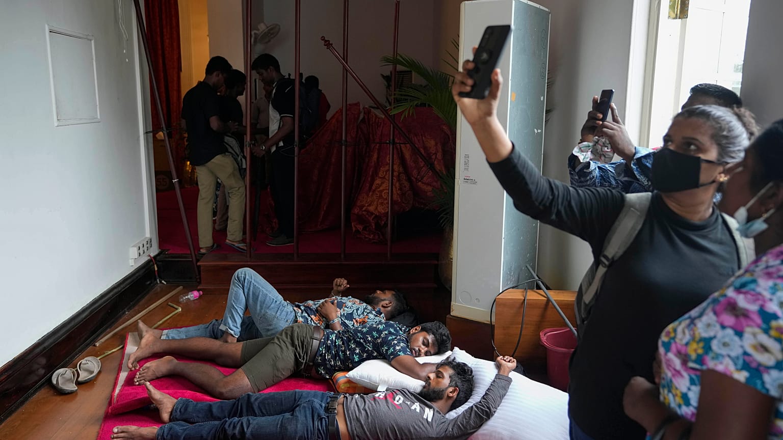 Sri Lanka'da başkanlık konutunu göstericiler bastı