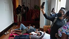 Sri Lanka'da başkanlık konutunu göstericiler bastı