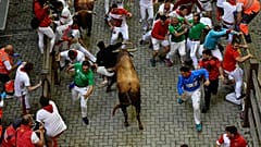 Un taureau charge des coureurs lors du festival de San Fermin à Pampelune, dans le nord de l'Espagne, lundi 11 juillet 2022.
