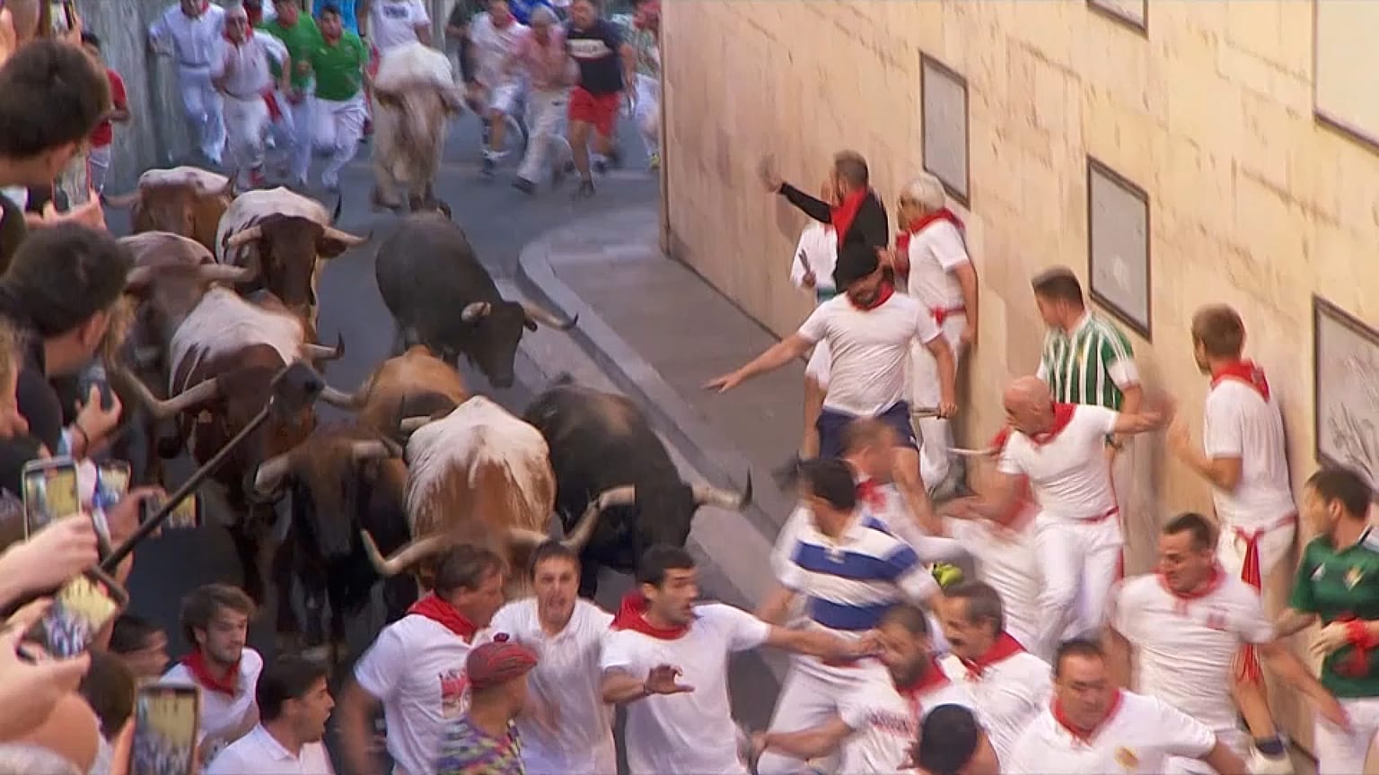 Heridos por asta de toro en el quinto encierro de San Fermín 