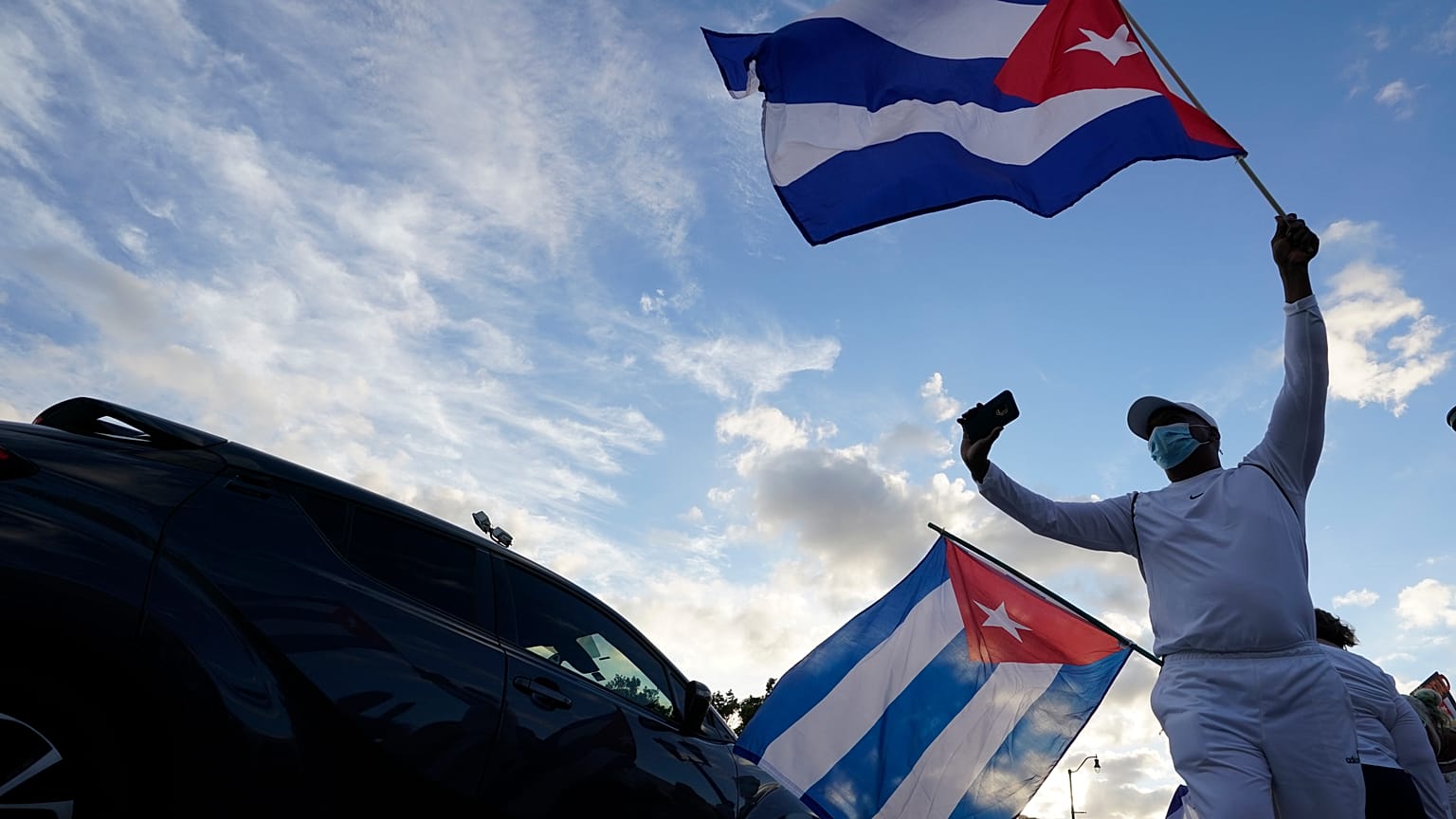 Los cubanos también protestaron en el estado de Florida para apoyar a sus conciudadanos que se movilizaban en la isla. 
