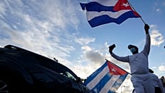 Los cubanos también protestaron en el estado de Florida para apoyar a sus conciudadanos que se movilizaban en la isla. 