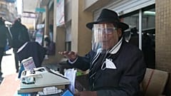 Rogelio Condori lleva 37 años en la misma calle de la capital boliviana escribiendo documentos a los viandantes