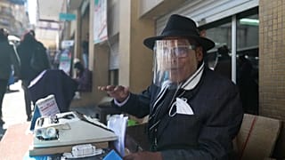 Rogelio Condori lleva 37 años en la misma calle de la capital boliviana escribiendo documentos a los viandantes