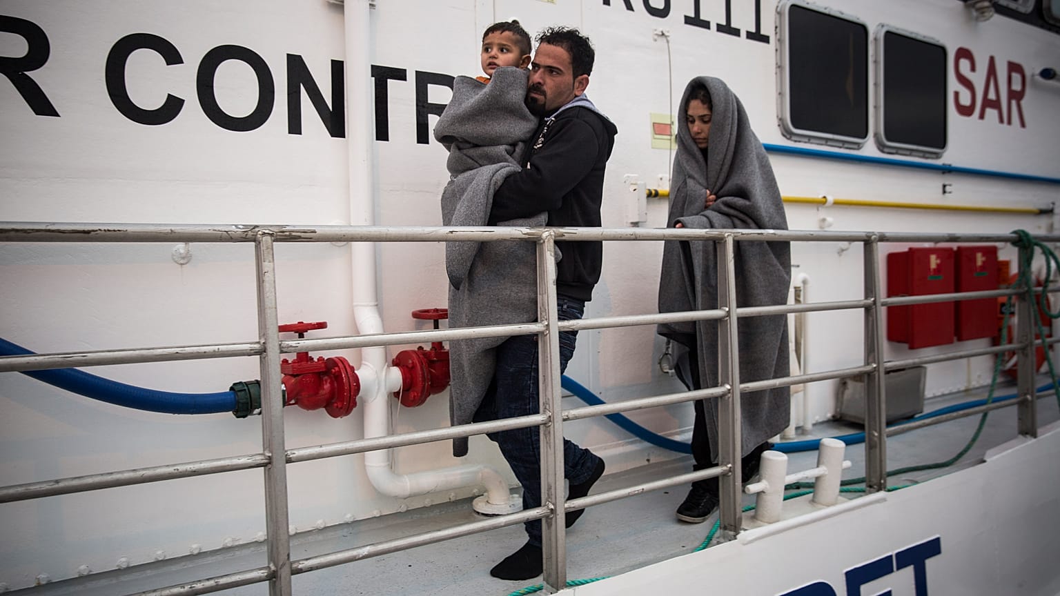 Avrupa Sınır Koruma Ajansı Frontex'e ait gemiyle kurtarılan bir aile