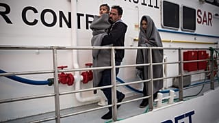 Avrupa Sınır Koruma Ajansı Frontex'e ait gemiyle kurtarılan bir aile