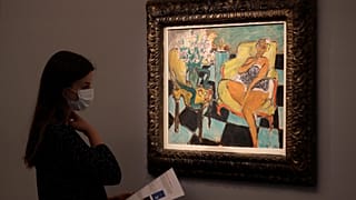 Une employée de Sotheby's regardant un tableau d'Henri Matisse dans la salle des ventes de Sotheby's à Londres, jeudi 23 juillet 2020. 