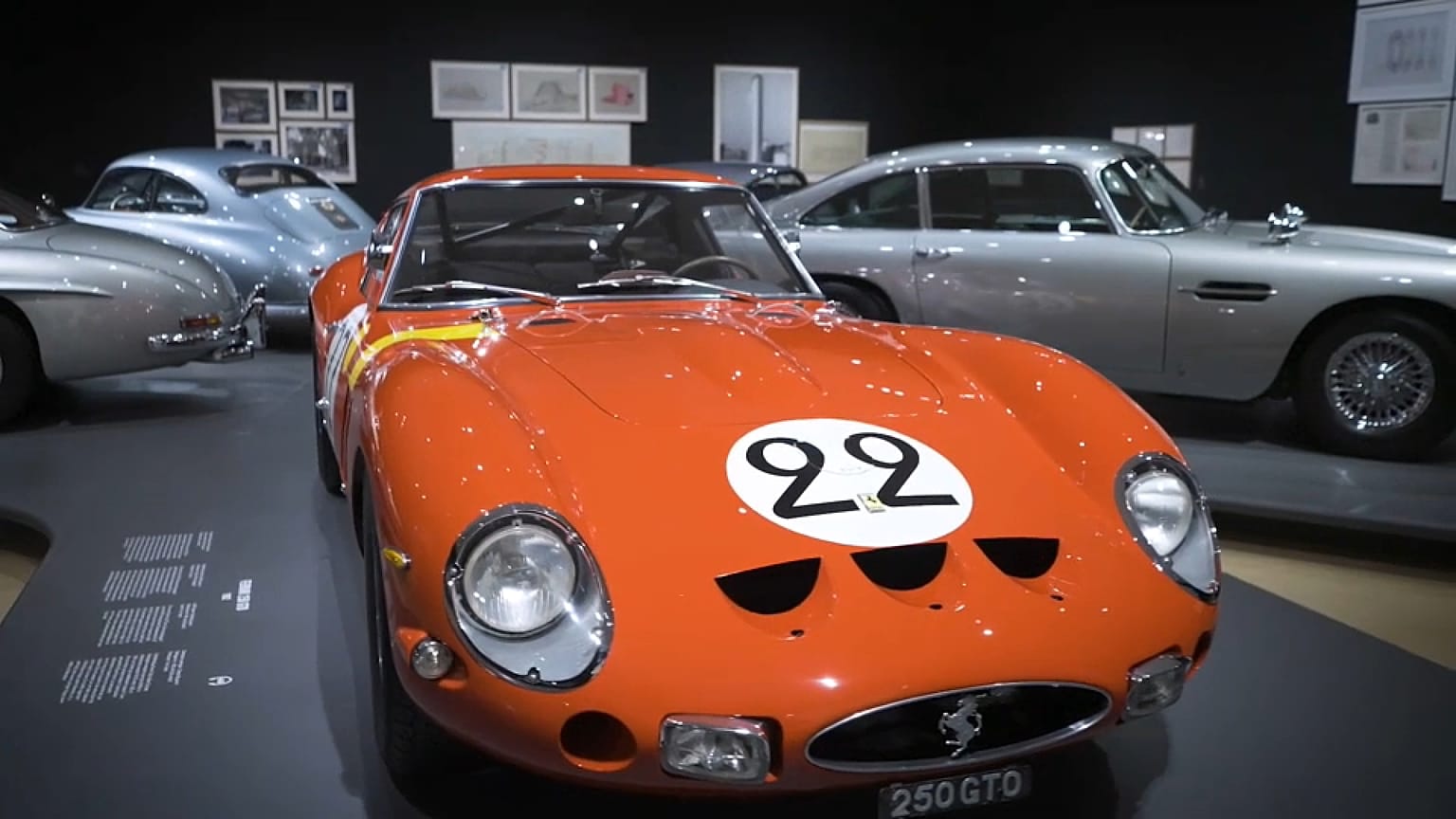 Automóvel na exposição Motion. Autos, Art, Architecture, Museu Guggenheim Bilbao, Espanha
