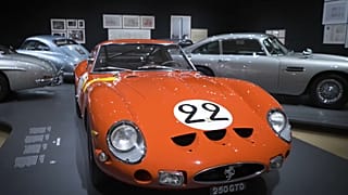 Automóvel na exposição Motion. Autos, Art, Architecture, Museu Guggenheim Bilbao, Espanha
