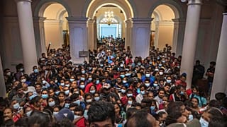 La gente se agolpa en la residencia oficial del presidente Gotabaya Rajapaksa por segundo día tras su asalto en Colombo, Sri Lanka, el 11 de julio de 2022.