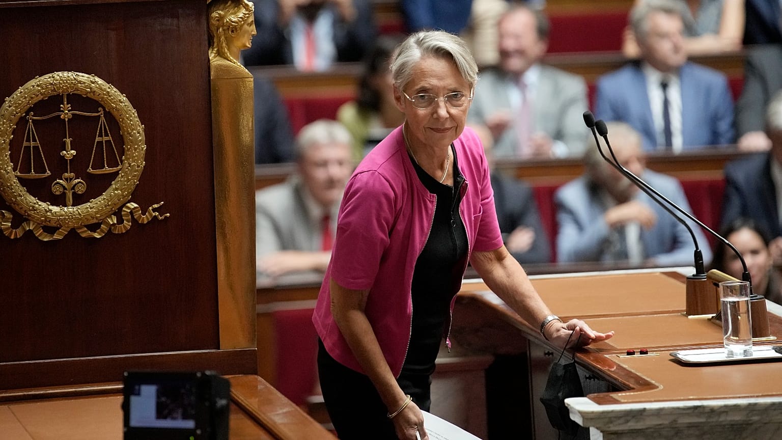 La primera ministra francesa, Elisabeth Borne, llega para pronunciar un discurso en la Asamblea Nacional