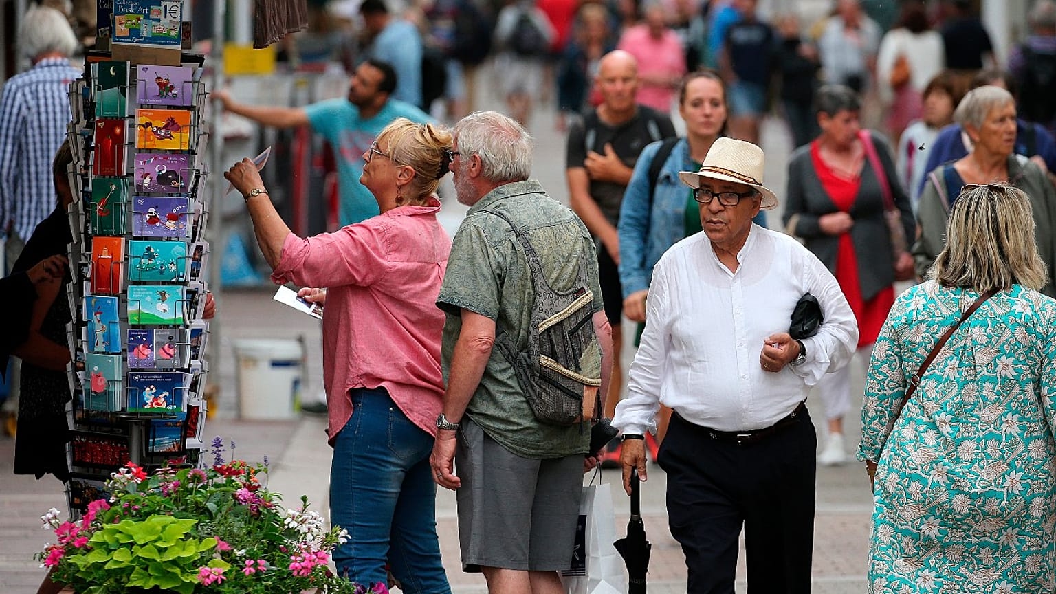 متسوقون  في شارع سان جان دي لوز، جنوب غرب فرنسا