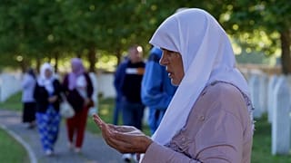 مراسم تدفین بقایای قربانیان نسل‌کشی سربرنیتسا