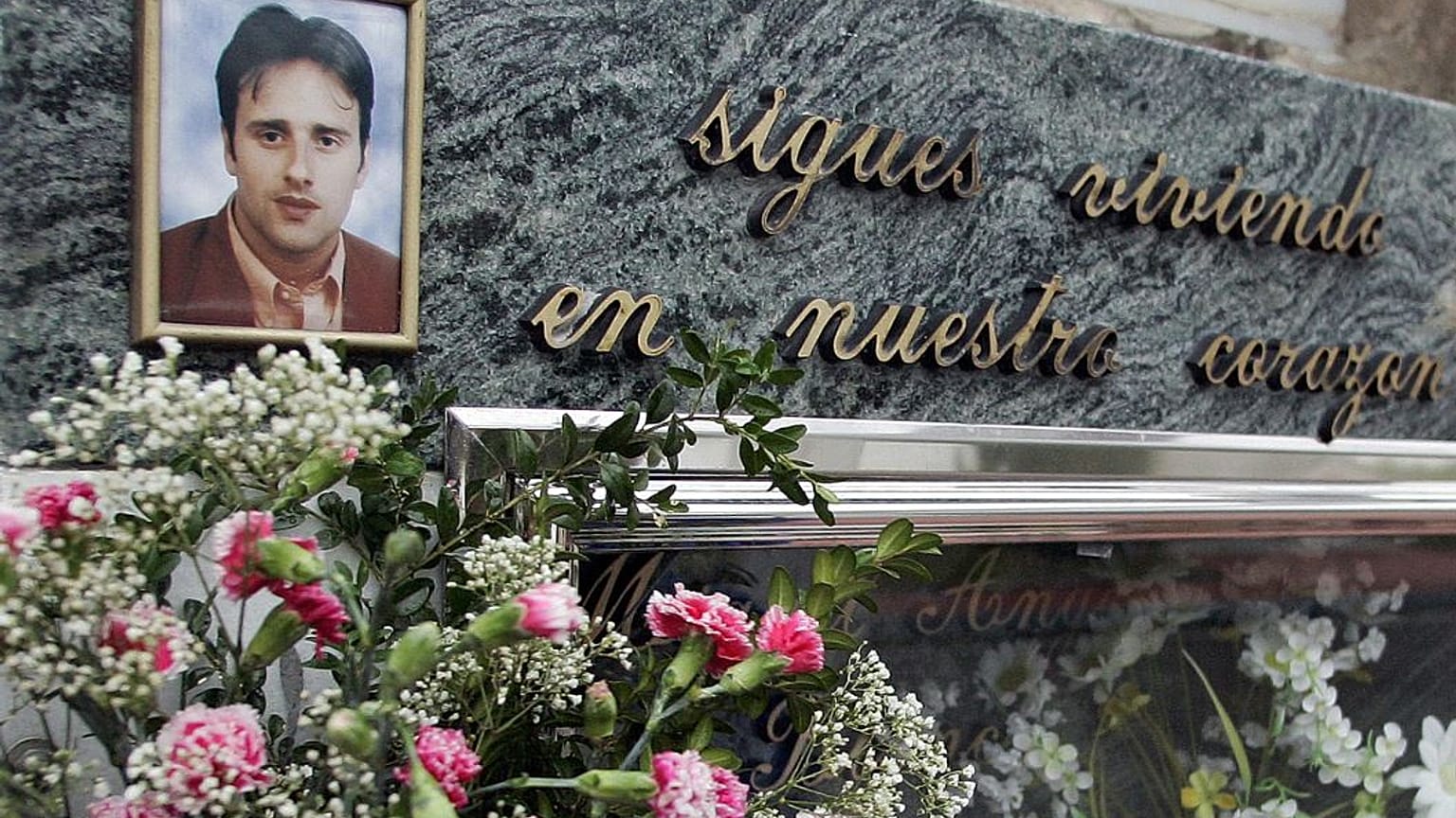 Flowers are placed on the tomb of Miguel Angel Blanco in Ermua in December 2005.
