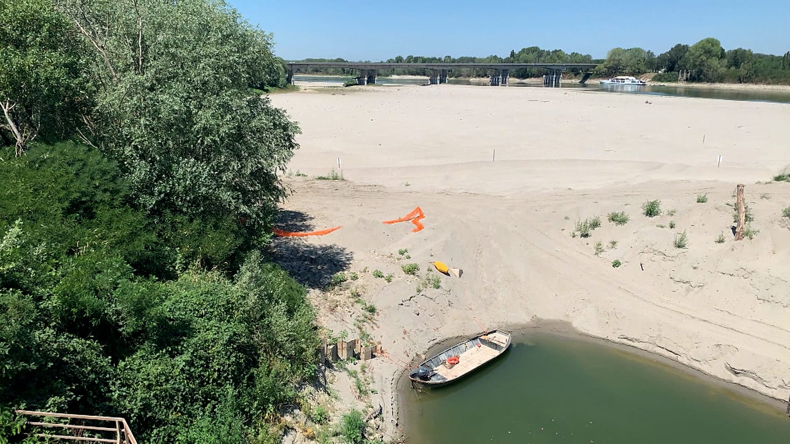 İtalya'ya hayat veren Po Nehri havzasında sular büyük oranda çekilmiş durumda. 