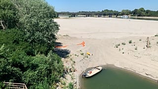İtalya'ya hayat veren Po Nehri havzasında sular büyük oranda çekilmiş durumda. 