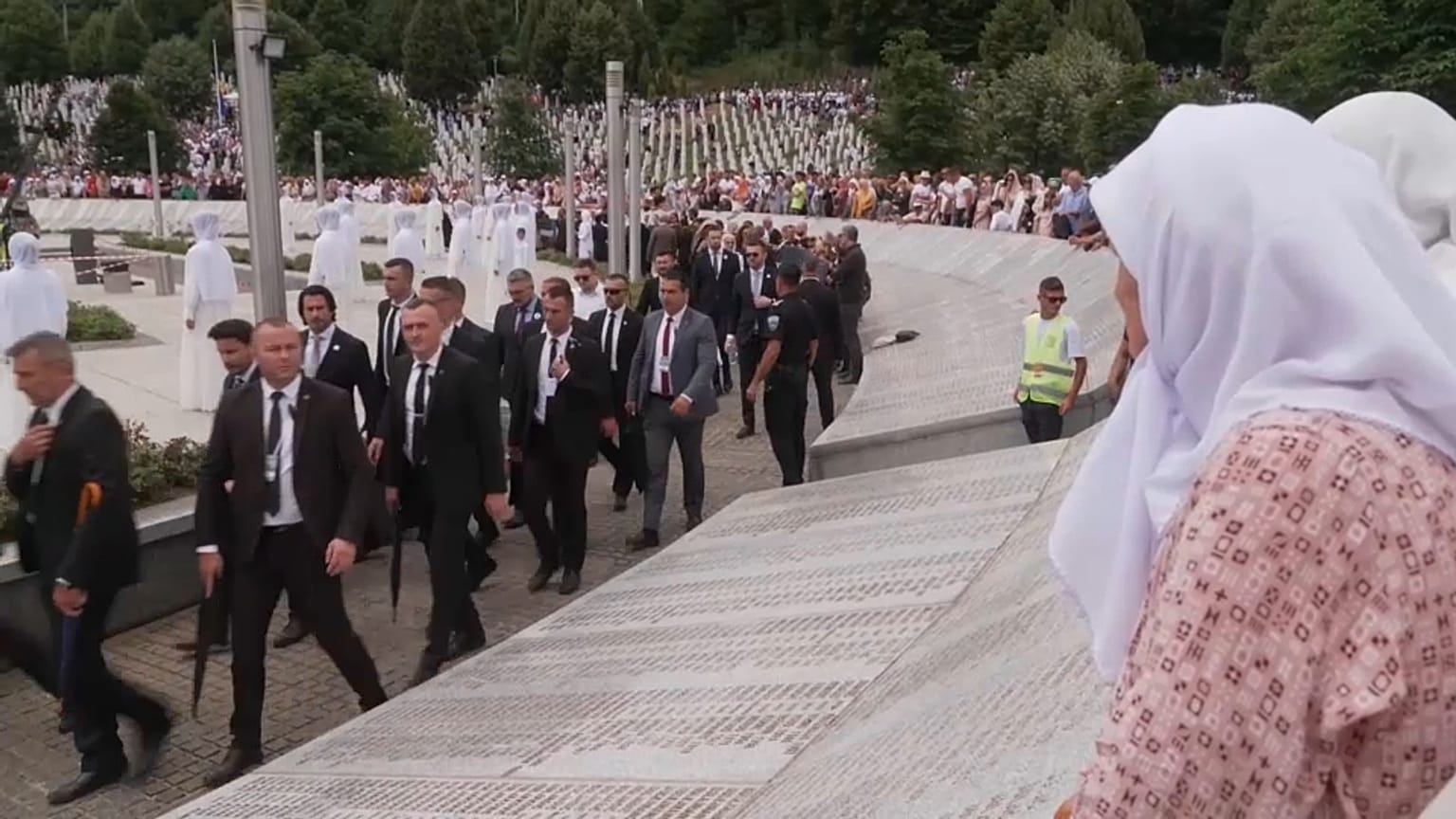 Újabb holttesteket temettek el 27 évvel a srebrenicai mészárlás után