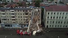 Edificio derruído por un proyectil ruso en una calle de la ciudad de Járkov