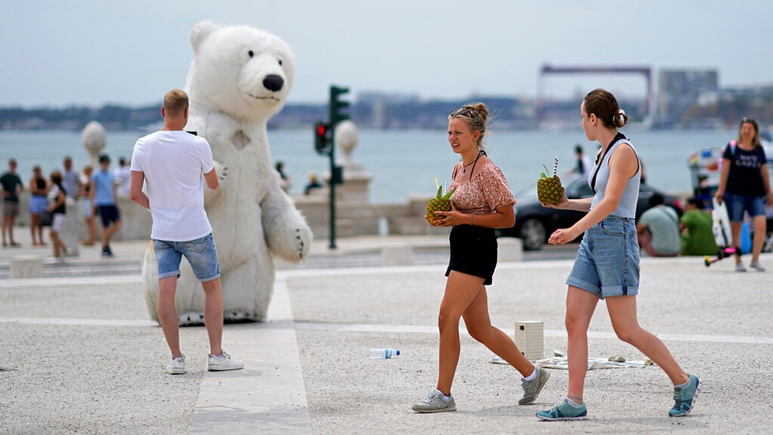 Die Hitzewelle hat die Iberische Halbinsel erreicht: Touristinnen und Touristen in Lissabon