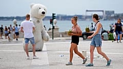 Die Hitzewelle hat die Iberische Halbinsel erreicht: Touristinnen und Touristen in Lissabon