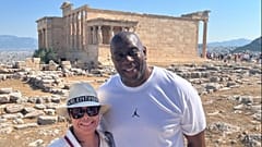 Ο θρύλος του ΝΒΑ Μάτζικ Τζόνσον κατά την επίσκεψή του στην Ακρόπολη