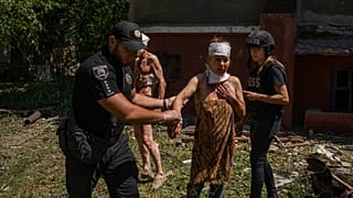 Un policier aide une femme blessée après la frappe d'un missile sur une zone résidentielle à Kramatorsk, dans la région de Donetsk (Ukraine), jeudi 7 juillet 2022.