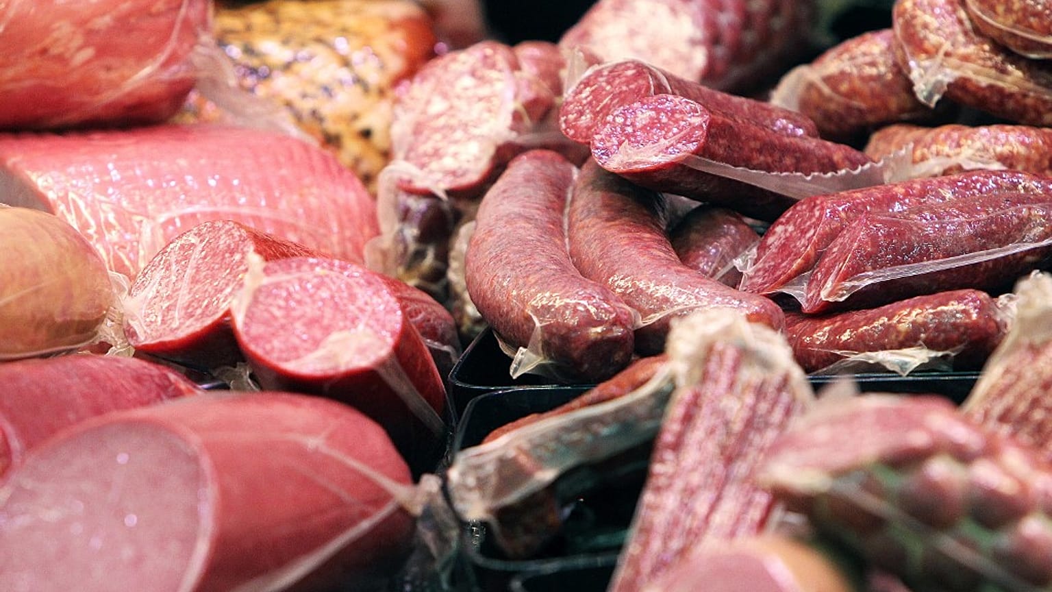 Les fabricants industriels de charcuterie utilisent les composés nitrés pour conserver plus longtemps leurs produits.
