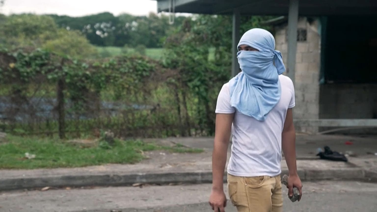 Un manifestante durante un enfrentamiento contra la policía en Panamá