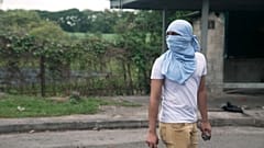 Un manifestante durante un enfrentamiento contra la policía en Panamá