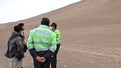 Policía en el geoglifo de Paracas investigando los hechos