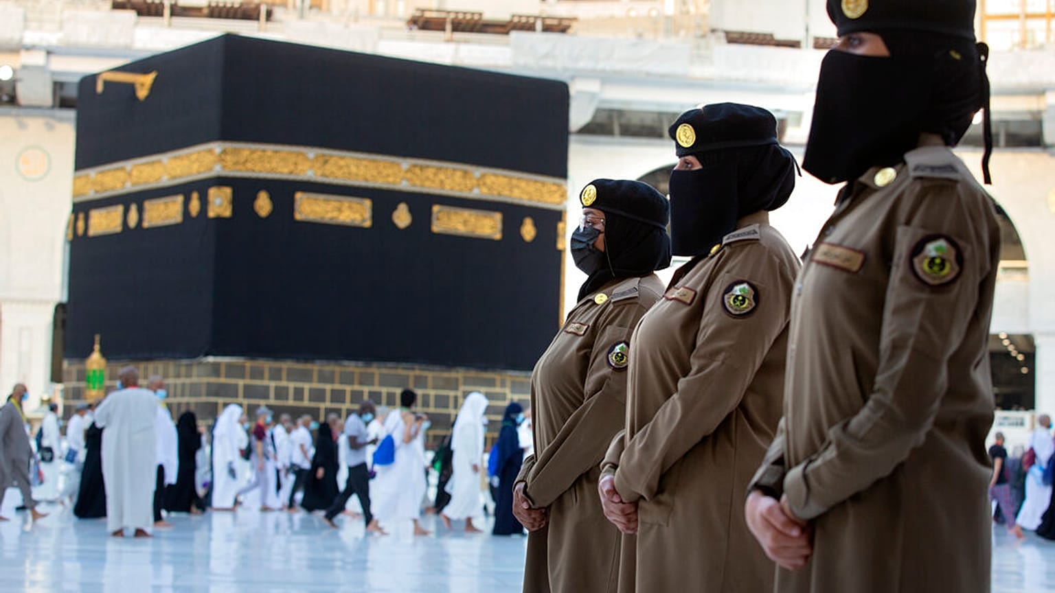 صورة من الارشيف-مجندات سعوديات في الحرم المكي لتأمين الحج والعمرة