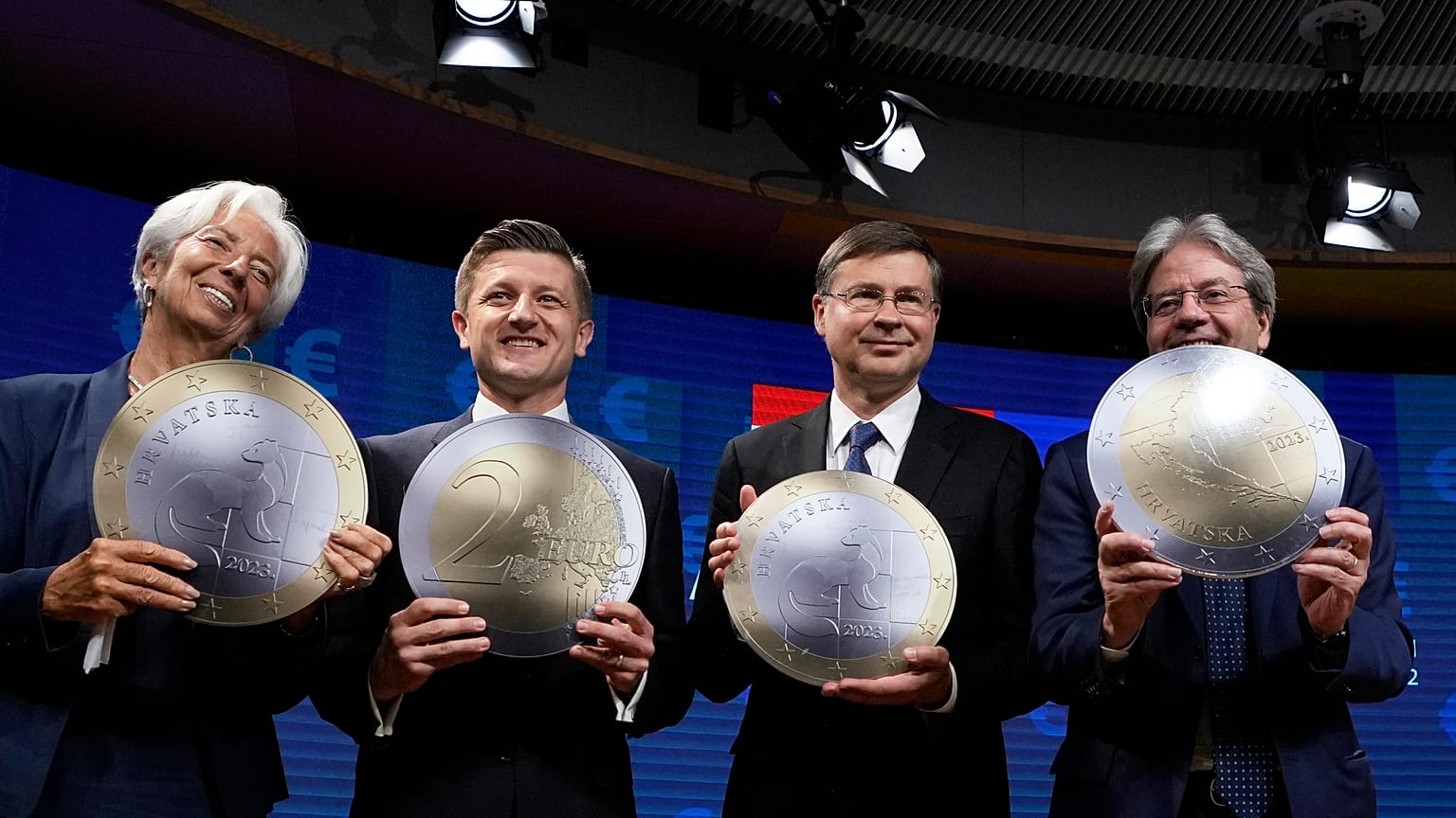 Balról jobbra az EKB-elnök Christina Lagarde, Zdravko Maric horvát pénzügyminiszter, Valdis Dombrovskis és Paolo Gentiloni biztosok a horvát euró makettjével