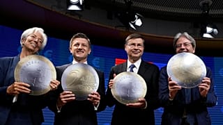 Balról jobbra az EKB-elnök Christina Lagarde, Zdravko Maric horvát pénzügyminiszter, Valdis Dombrovskis és Paolo Gentiloni biztosok a horvát euró makettjével