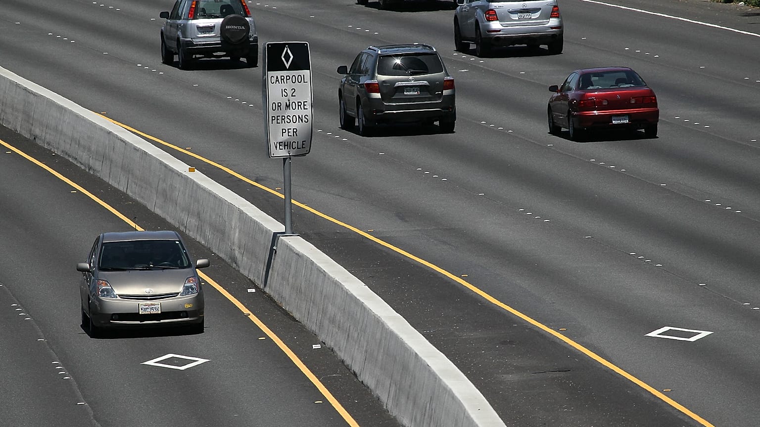 Un coche circulando por un carril de alta ocupación
