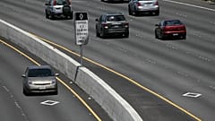 Un coche circulando por un carril de alta ocupación