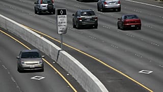Un coche circulando por un carril de alta ocupación
