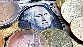 Los expertos consideran que las recientes subidas de tipos de interés de la Reserva Federal de Estados Unidos han fortalecido al dólar .