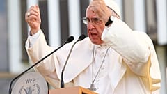 Çevrenin korunması ve iklim değişikliğ konularında duyarlı olan Papa Francis gençlerden daha az et ymelerini istedi