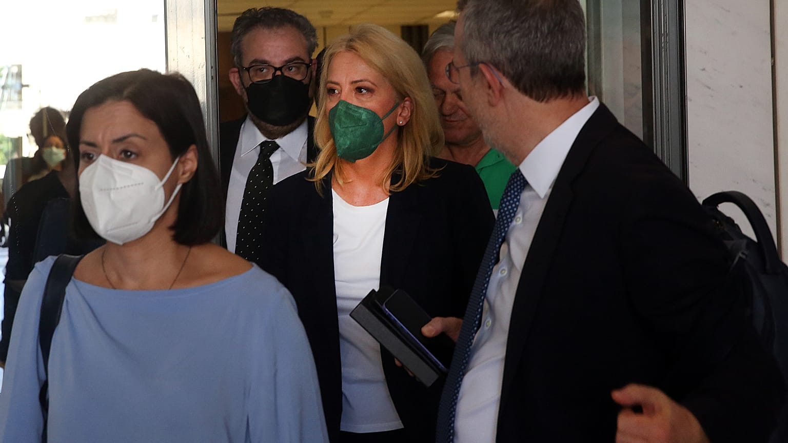 Η πρώην περιφερειάρχης Αττικής Ρένα Δούρου βγαίνει από το Εφετείο Αθηνών μετά την εκφώνηση της αθωωτικής απόφασης υπέρ της για την υπόθεση των φονικών πλημμυρών της Μάνδρας 