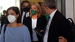 Η πρώην περιφερειάρχης Αττικής Ρένα Δούρου βγαίνει από το Εφετείο Αθηνών μετά την εκφώνηση της αθωωτικής απόφασης υπέρ της για την υπόθεση των φονικών πλημμυρών της Μάνδρας 