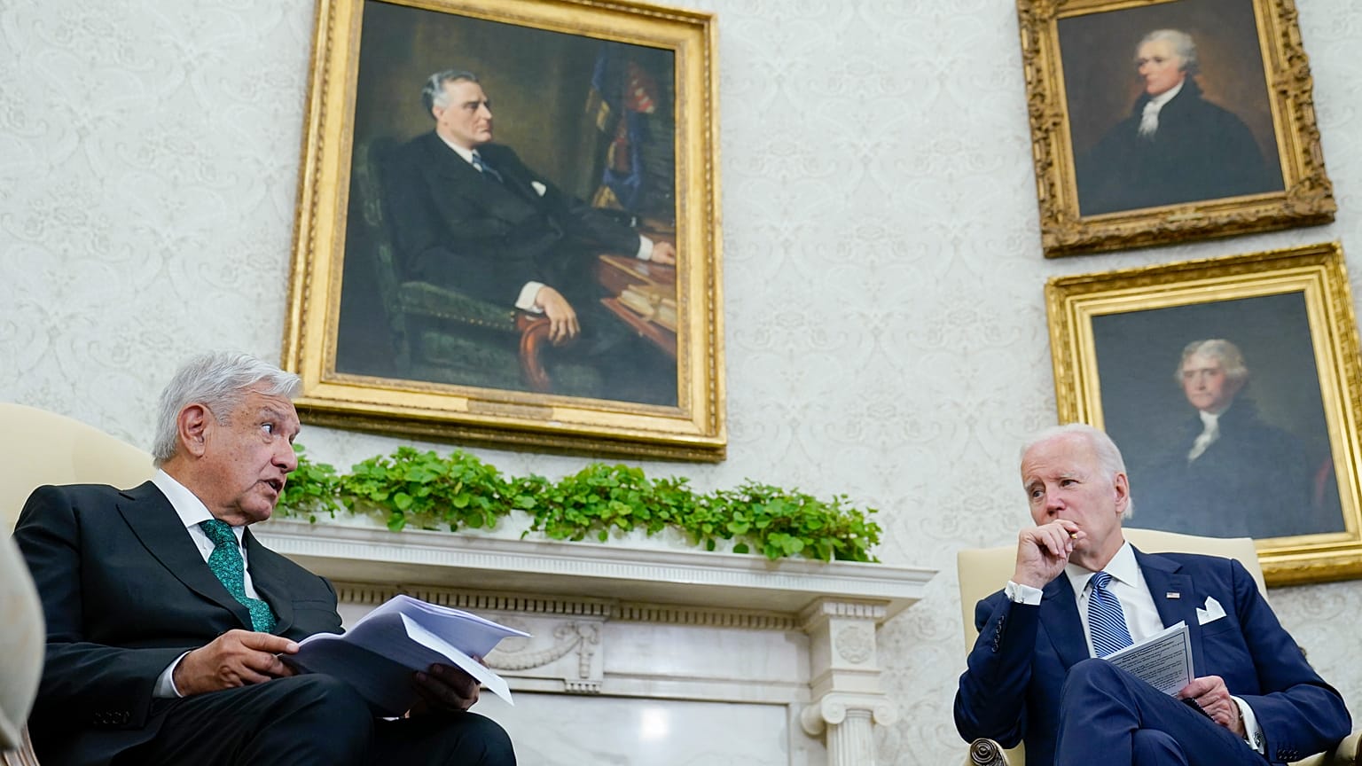 El presidente Joe Biden escucha mientras el presidente mexicano Andrés Manuel López Obrador habla en la Oficina Oval de la Casa Blanca en Washington, 12/7/2022
