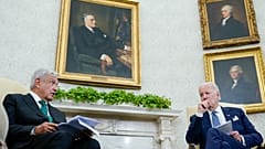 El presidente Joe Biden escucha mientras el presidente mexicano Andrés Manuel López Obrador habla en la Oficina Oval de la Casa Blanca en Washington, 12/7/2022